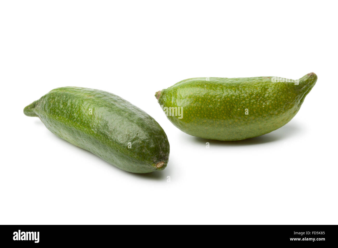 Ganze grüne frische Limette Finger auf weißem Hintergrund Stockfoto