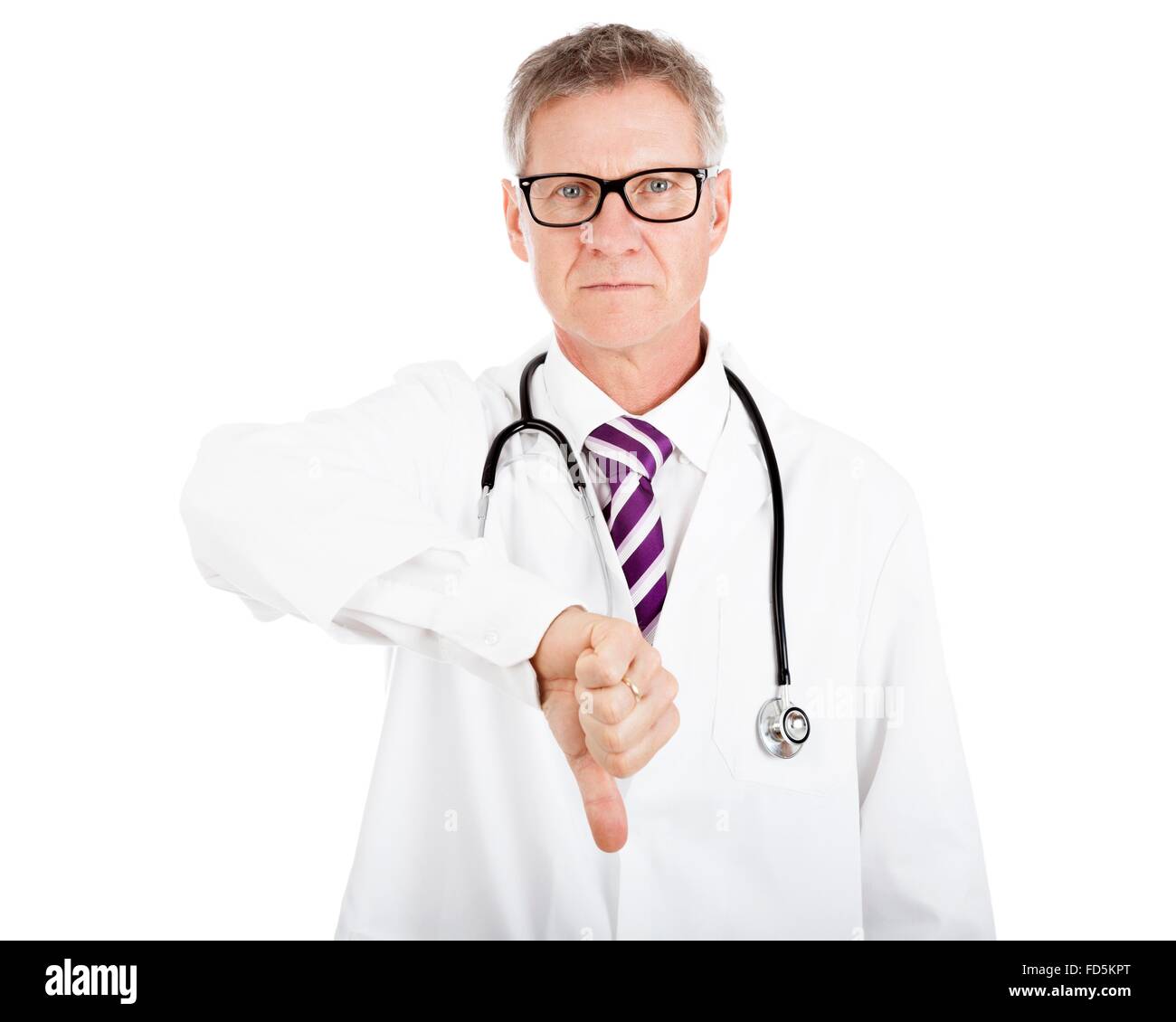 Schweren männlichen Arzt geben Daumen runter-Zeichen, zeigt Fehler beim Ergebnis des Vorgangs, Isolated on White Background Stockfoto