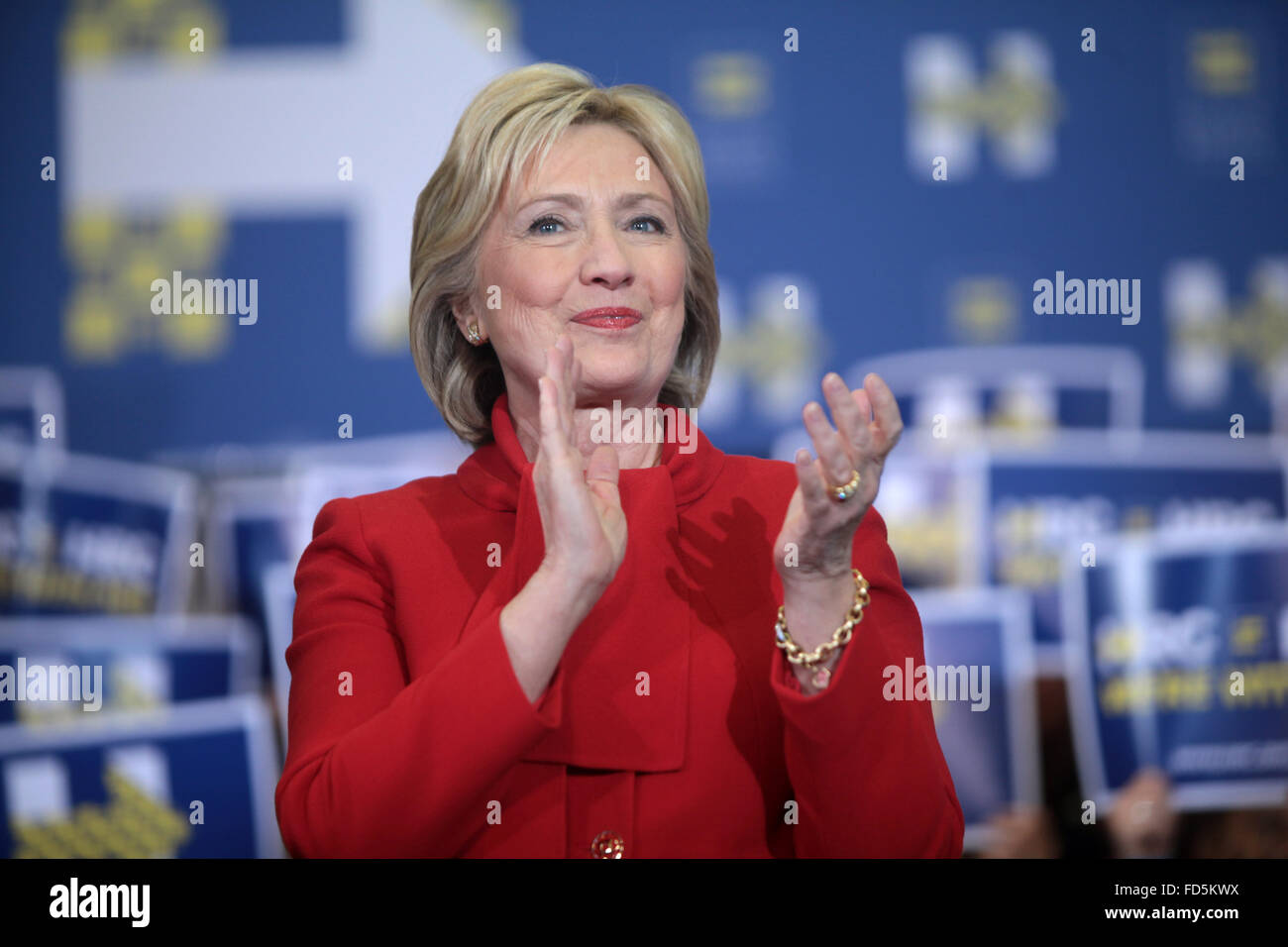Ehemaliger Secretary of State und demokratischen Präsidentschaftskandidaten Hillary Clinton während Anhängern zu einer "Get Out Caucus" Kundgebung in Valley Southwoods Freshman High School 24. Januar 2016 in West Des Moines, Iowa spricht. Stockfoto