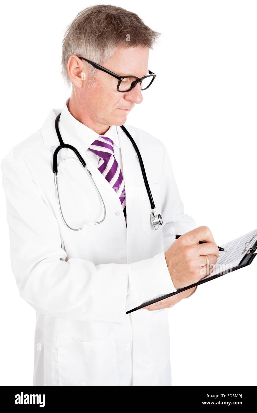 Arzt macht einen Eintrag auf einer Patienten-Datei schreiben, auf Papierkram verbunden in eine Zwischenablage, isoliert auf weiss Stockfoto