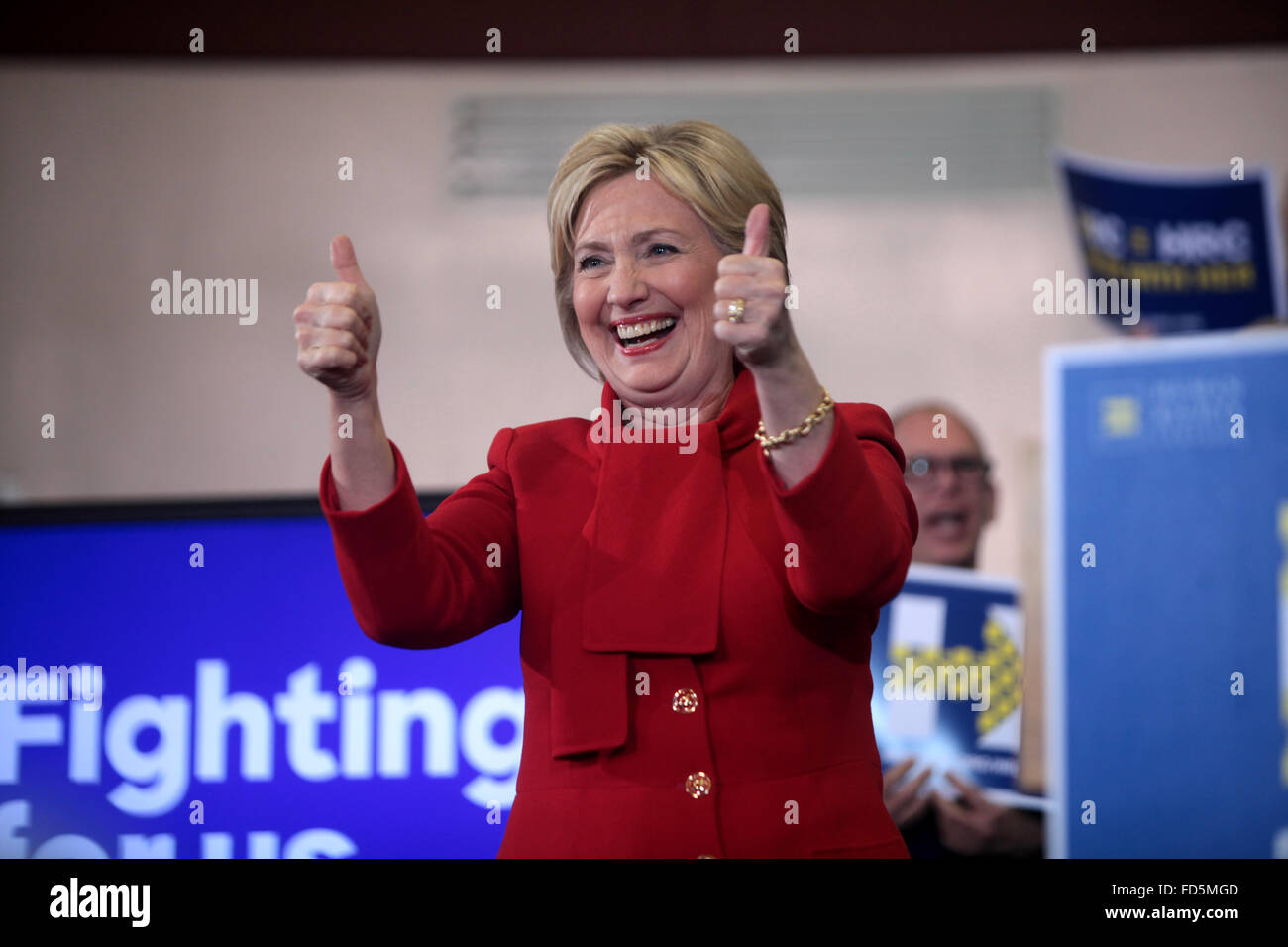 Der ehemalige Staatssekretär und demokratischen Präsidentschaftskandidaten Hillary Clinton spricht 24. Januar 2016 Anhängern zu einer "Get Out Caucus" Kundgebung in Valley Southwoods Freshman High School in West Des Moines, Iowa. Stockfoto