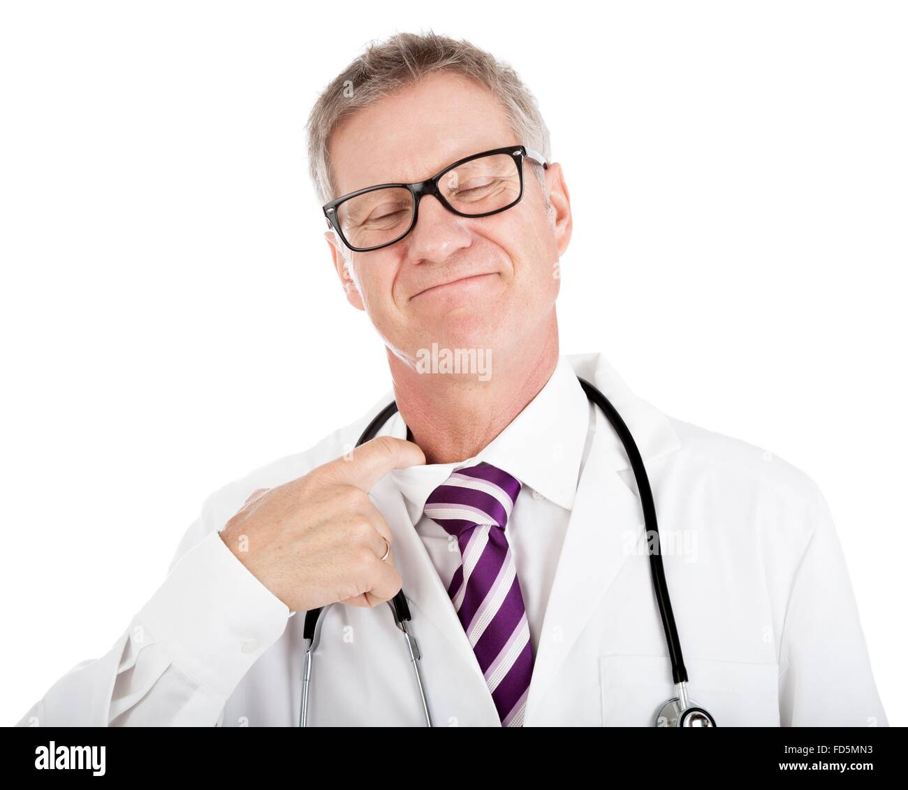 Lächelnde Arzt seine Krawatte von seinem Finger in den Hals seines Hemdes einfügen, wie er auf Druck und Stress reagiert lösen Stockfoto