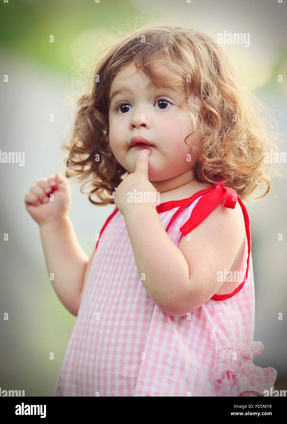 Kostbare Kleinkind mit einem neugierigen Ausdruck auf ihrem Gesicht. Stockfoto