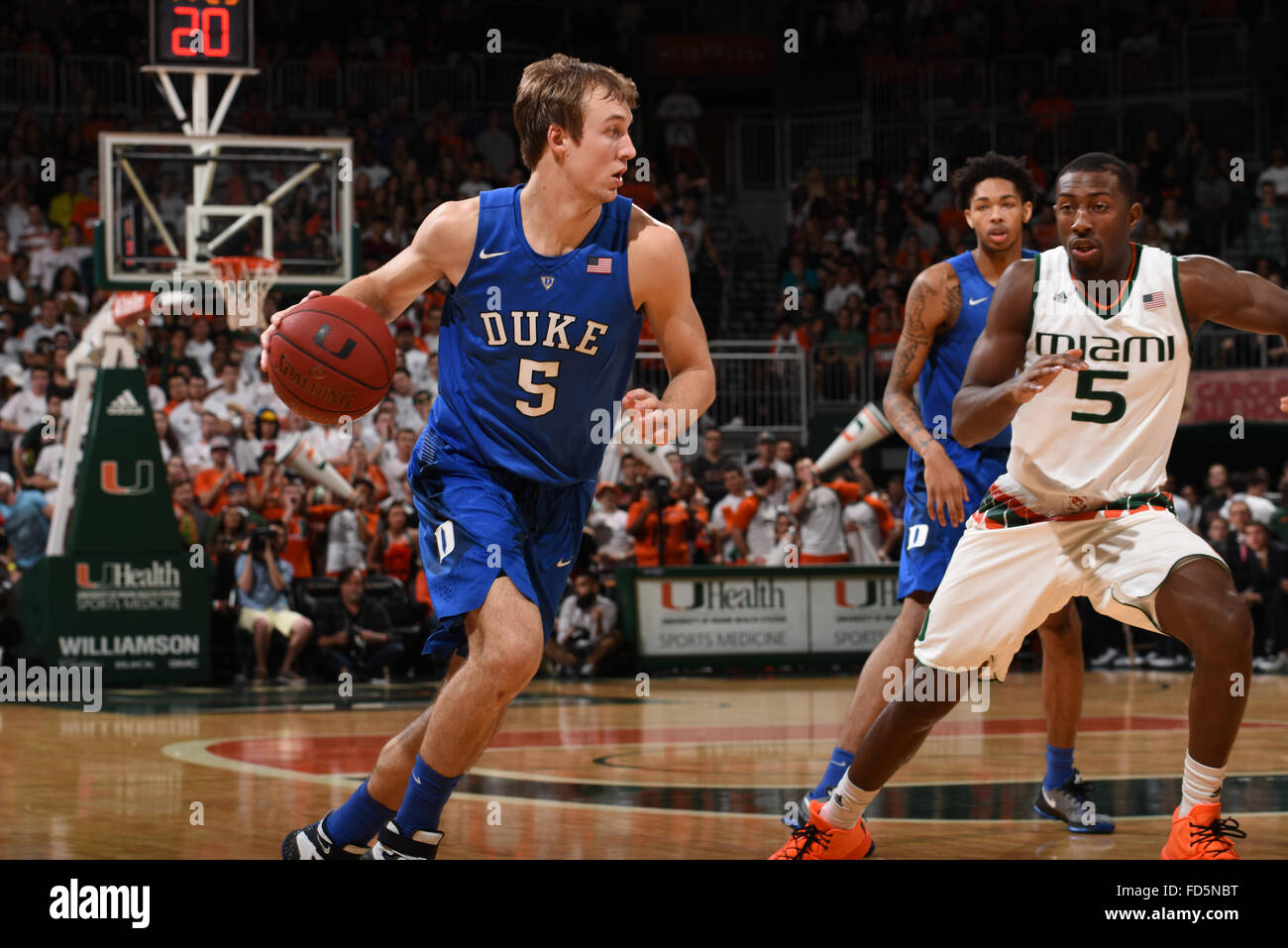 25. Januar 2016: Lukas Kennard #5 des Herzogs in Aktion während der NCAA Basketball-Spiel zwischen den Miami Hurricanes und die Duke Blue Devils in Coral Gables, Florida. Die "Canes besiegten die Blue Devils 80-69. Stockfoto