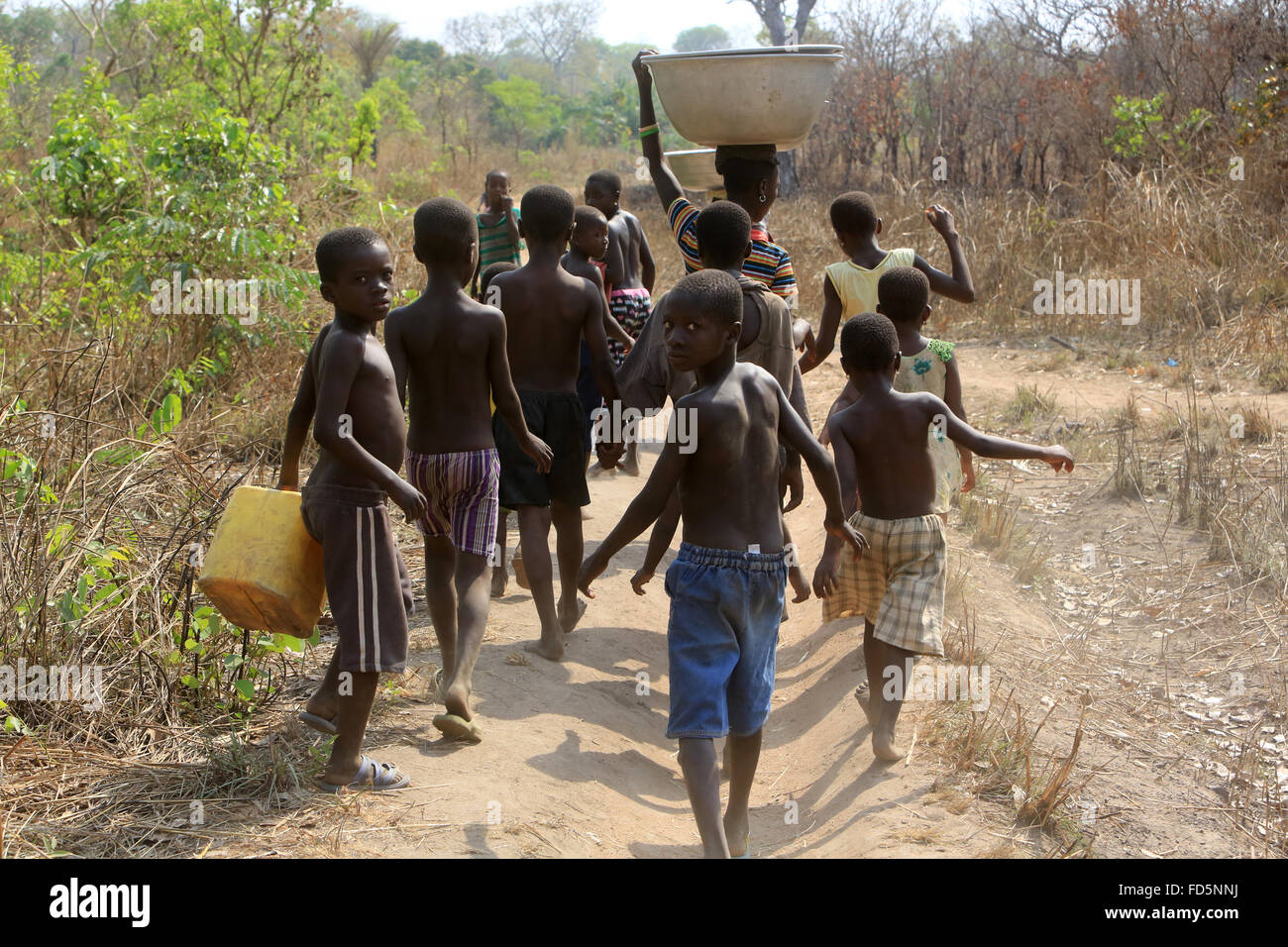 Afrikanische Kinder Wasserholen. Stockfoto