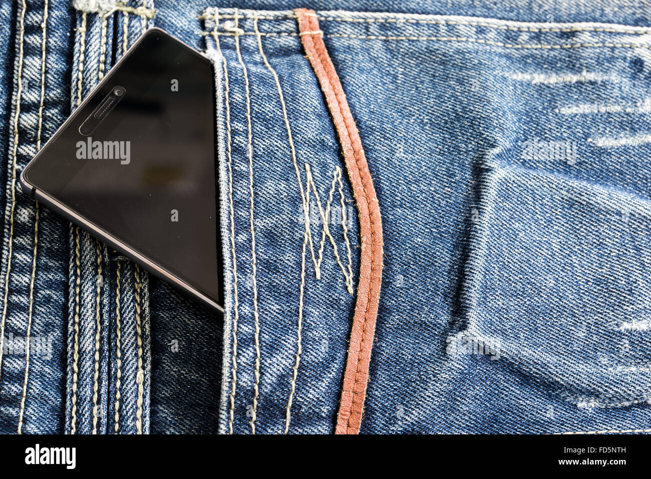 Das Smartphone in Bluejeans Tasche. Stockfoto