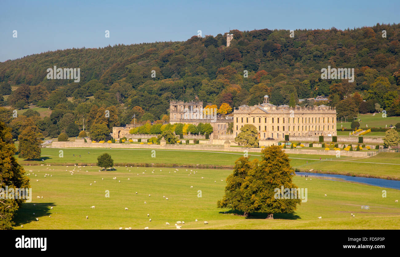 Chatsworth House und Parklandschaft mit den Derwent im Vordergrund. Stockfoto