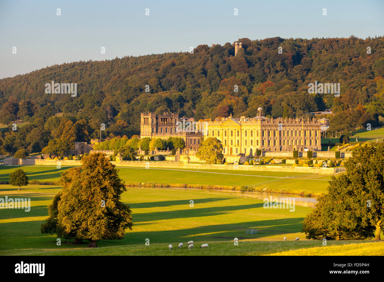 Chatsworth House und Parklandschaft mit den Derwent im Vordergrund. Stockfoto