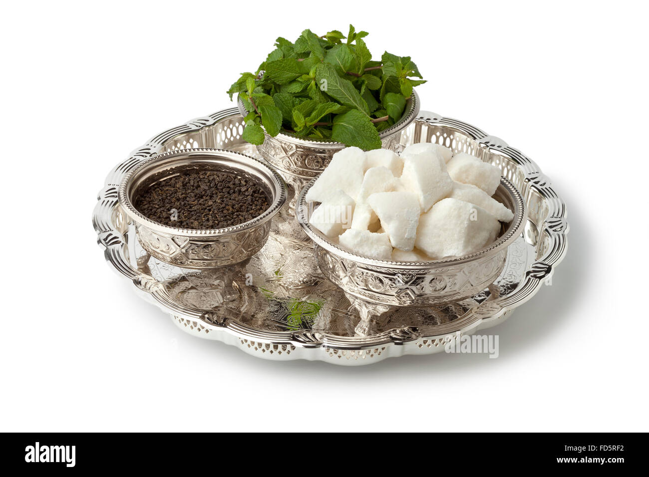 Marokkanischer Tee-Set mit Zucker, Minze und Tee in traditionellen Schalen auf weißem Hintergrund Stockfoto