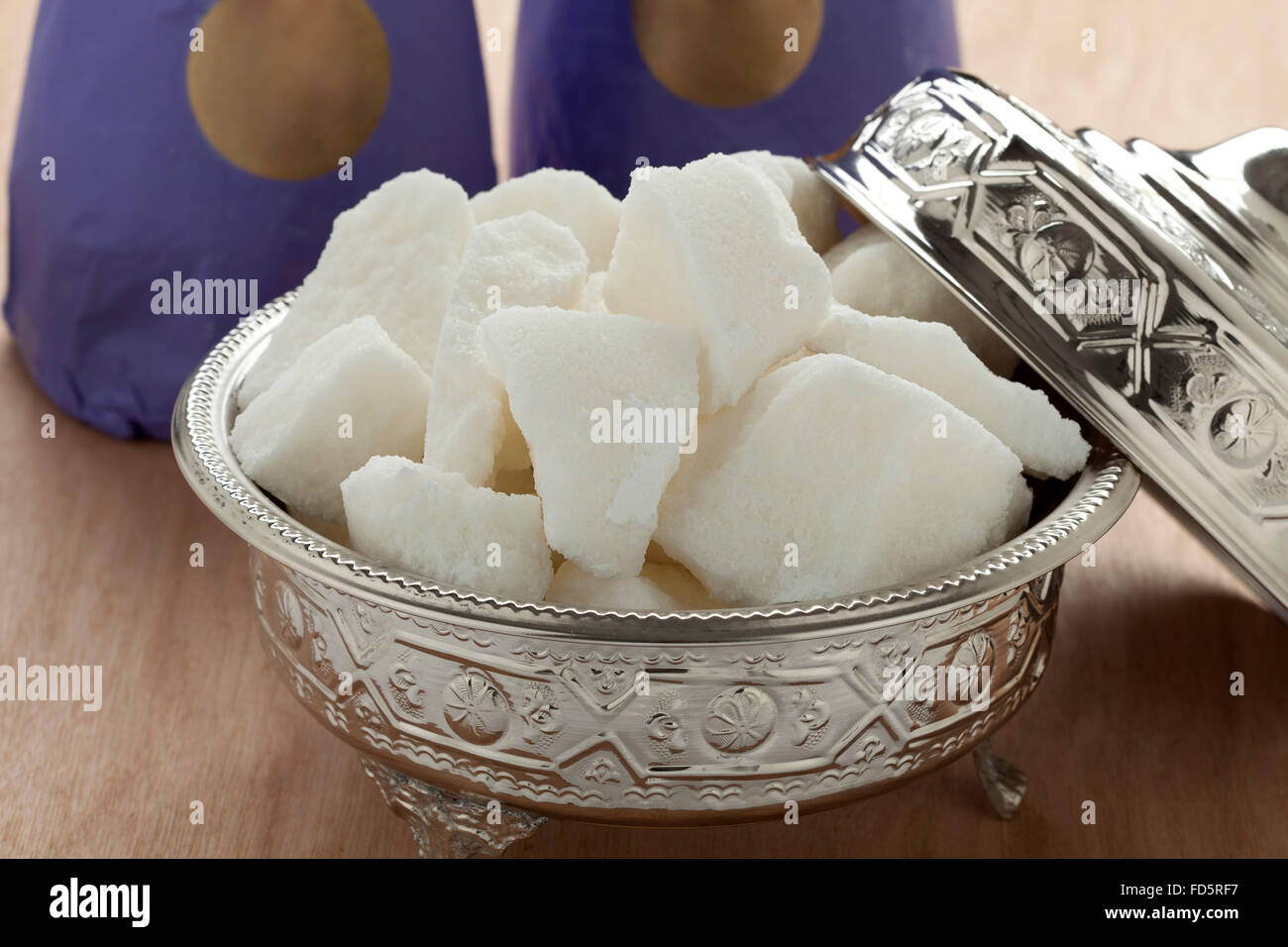 Traditionelle marokkanische Schüssel mit Zucker und Zuckertüten auf dem Hintergrund Stockfoto