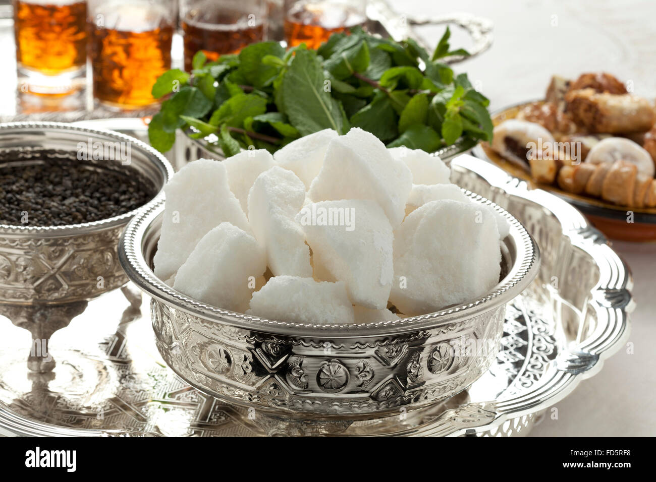 Marokkanischer Tee-Set mit Zucker, Minze und Tee in traditionellen Schalen Stockfoto