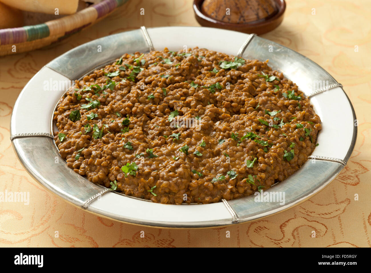Marokkanische braune Linsen Gericht mit Koriander Stockfoto