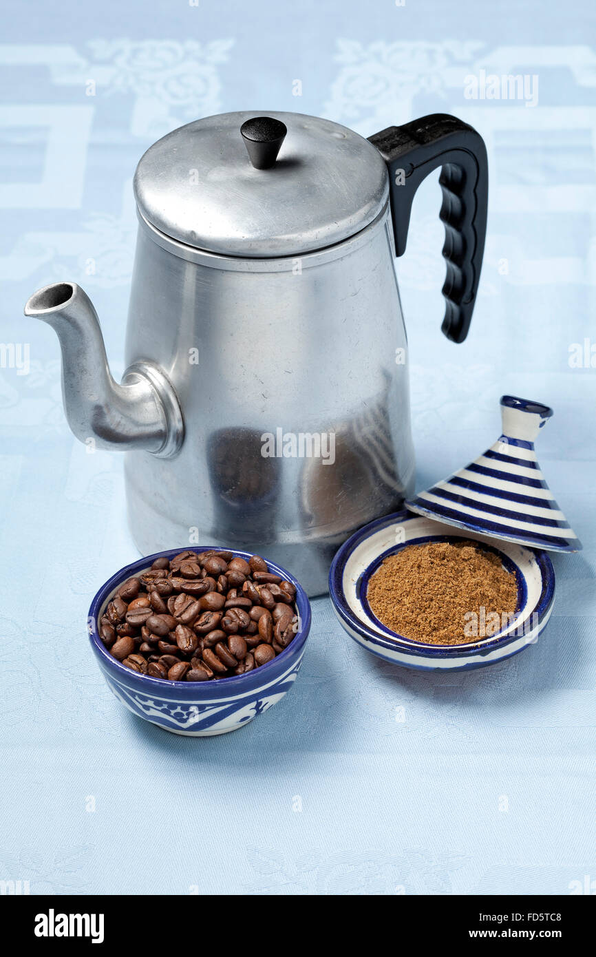 Marokkanische Kaffee Kanne, Kaffee und Gewürze mischen Stockfoto