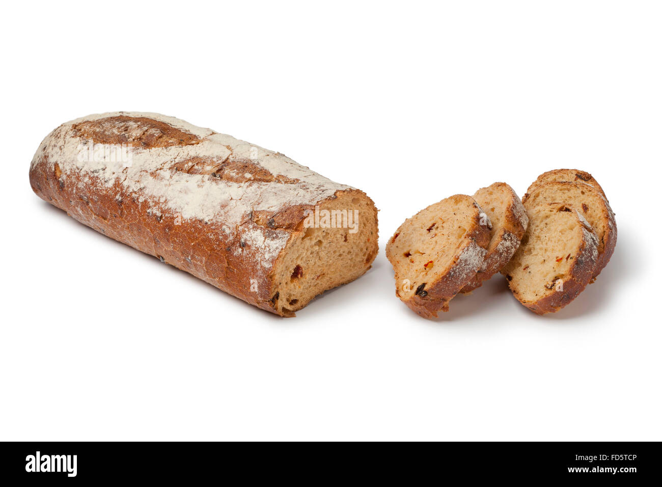 Hausbrot mit Tomaten auf weißem Hintergrund Stockfoto