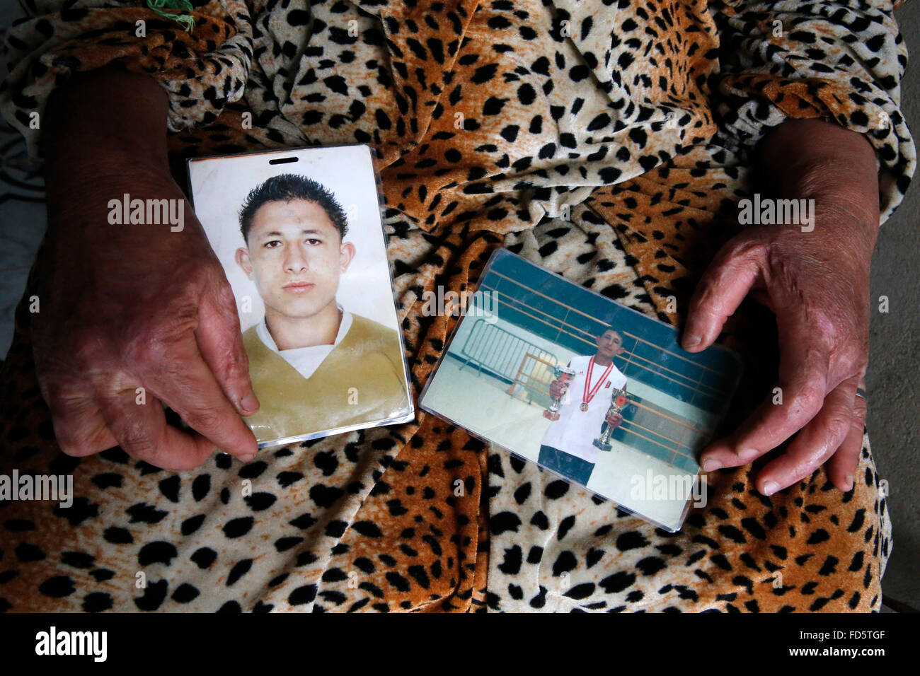 Janette Ben Mohammed Rahimi, Mutter von illegalen Migranten Wissem Rahimi, der während seiner Migration verschwunden. Janette versucht, bur Stockfoto