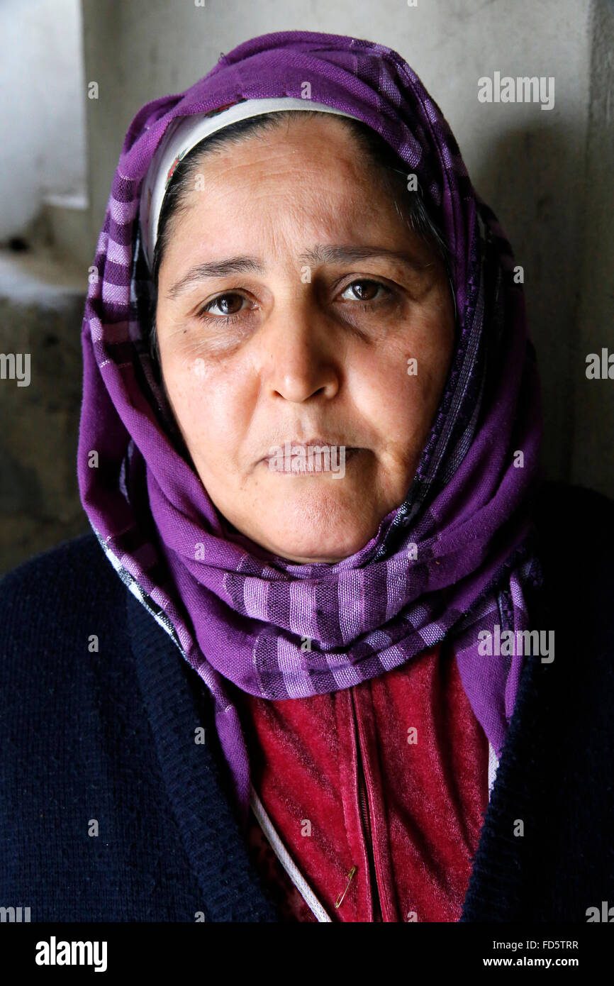 Rabeh Bouthouri, Mutter von Brahim, einem jungen Tunesier, während seine illegale Migration nach Italien verschwunden. Stockfoto
