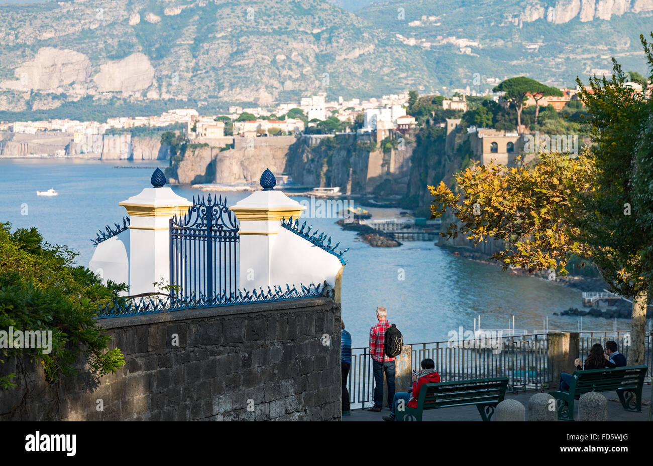 Italien, Sorrent, Touristen in dem Ausblick auf die Bucht Stockfoto