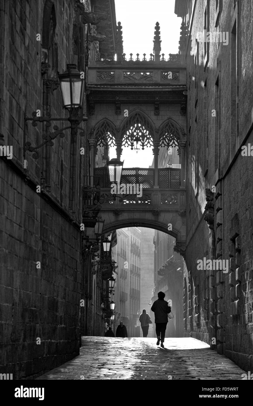 Barcelona gotisches Viertel, Carrer del Bisbe am Morgen Stockfoto