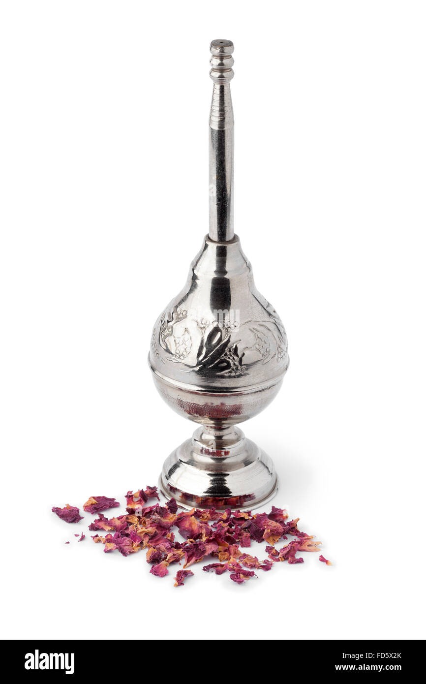 Marokkanische Rose Wasser Sprinkler und Blütenblätter auf weißem Hintergrund Stockfoto