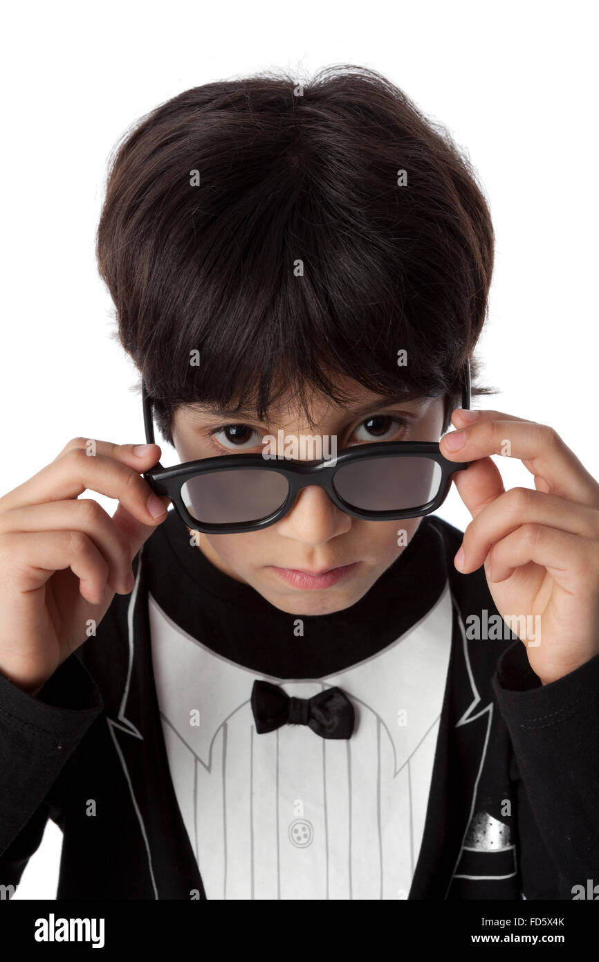 Gut gekleidete achtjährigen Jungen mit Sonnenbrille auf weißem Hintergrund Stockfoto