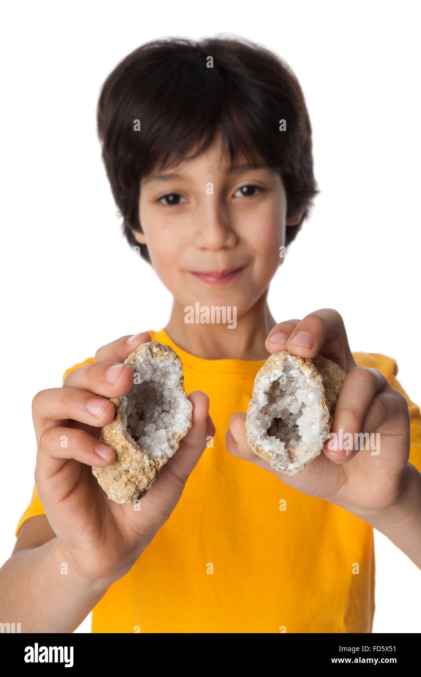 Acht Jahre alter Junge zeigt Drusen auf weißem Hintergrund Stockfoto