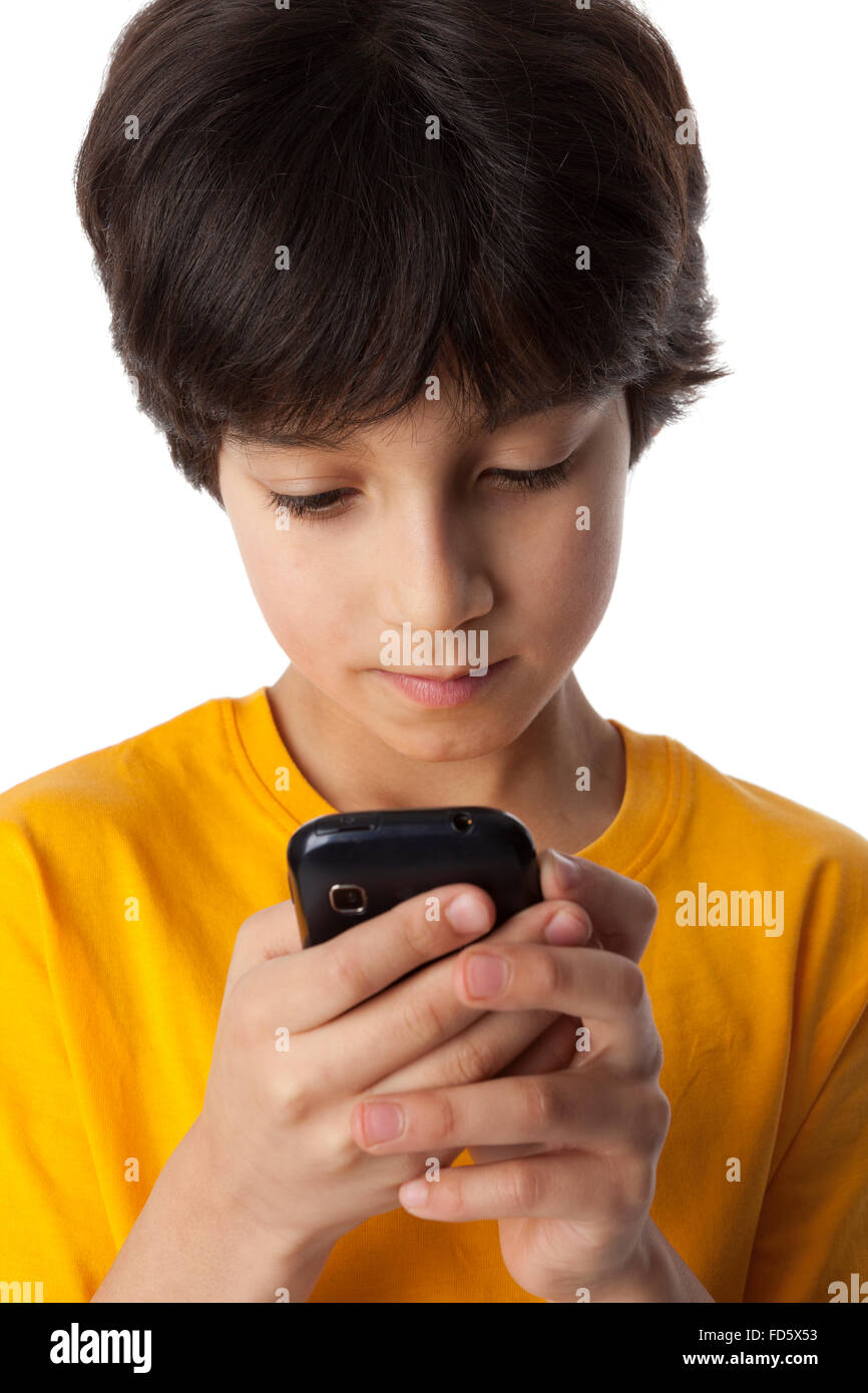 Acht Jahre alter Junge lesen SMS auf weißem Hintergrund Stockfoto