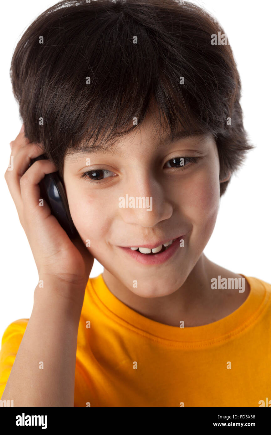 Acht Jahre alter Junge mit Handy auf weißem Hintergrund Stockfoto