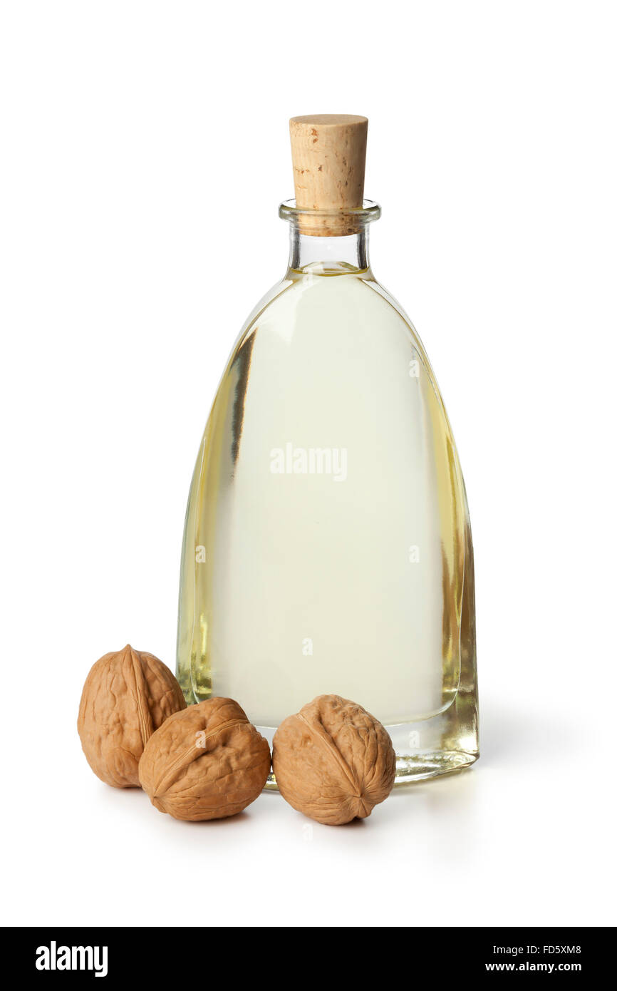 Flasche Walnussöl und Walnüsse auf weißem Hintergrund Stockfoto