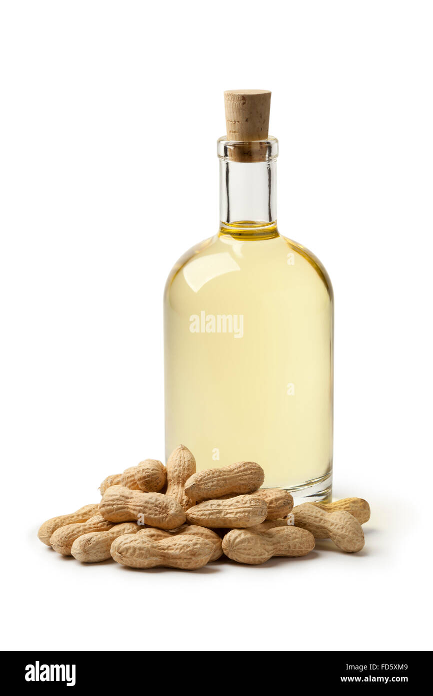 Flasche Erdnussöl und Erdnüsse auf weißem Hintergrund Stockfoto