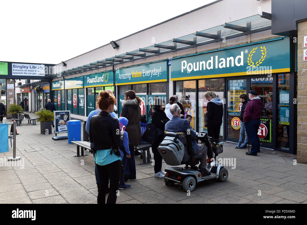Poundland Ladenöffnungszeiten zieht eine Schlange von Menschen, Bingley, West Yorkshire Stockfoto
