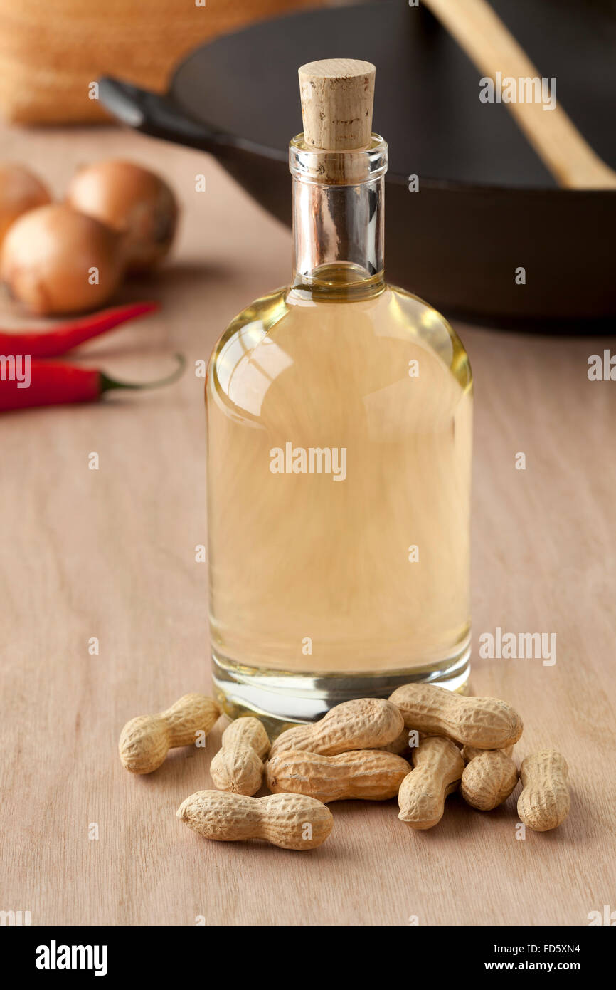 Flasche Erdnussöl einsatzbereit für einen Salat Stockfoto