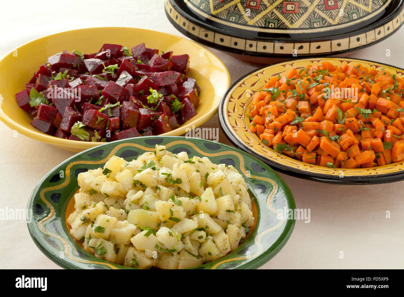 Marokkanische Vielfalt der traditionellen Salate auf den Tisch Stockfoto