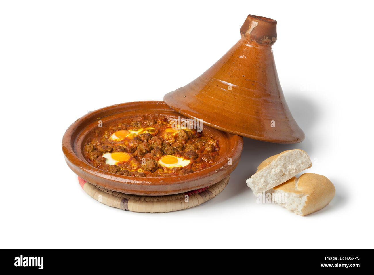 Marokkanische Kefta-Tajine mit Eiern (Mkaouara) auf weißem Hintergrund Stockfoto