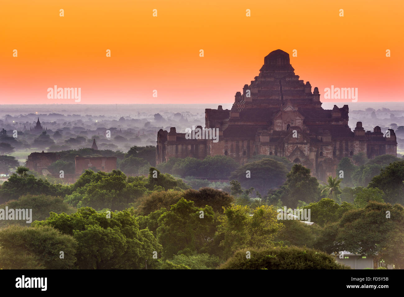 Bagan, Myanmar Tempel in der archäologische Park in der Abenddämmerung. Stockfoto