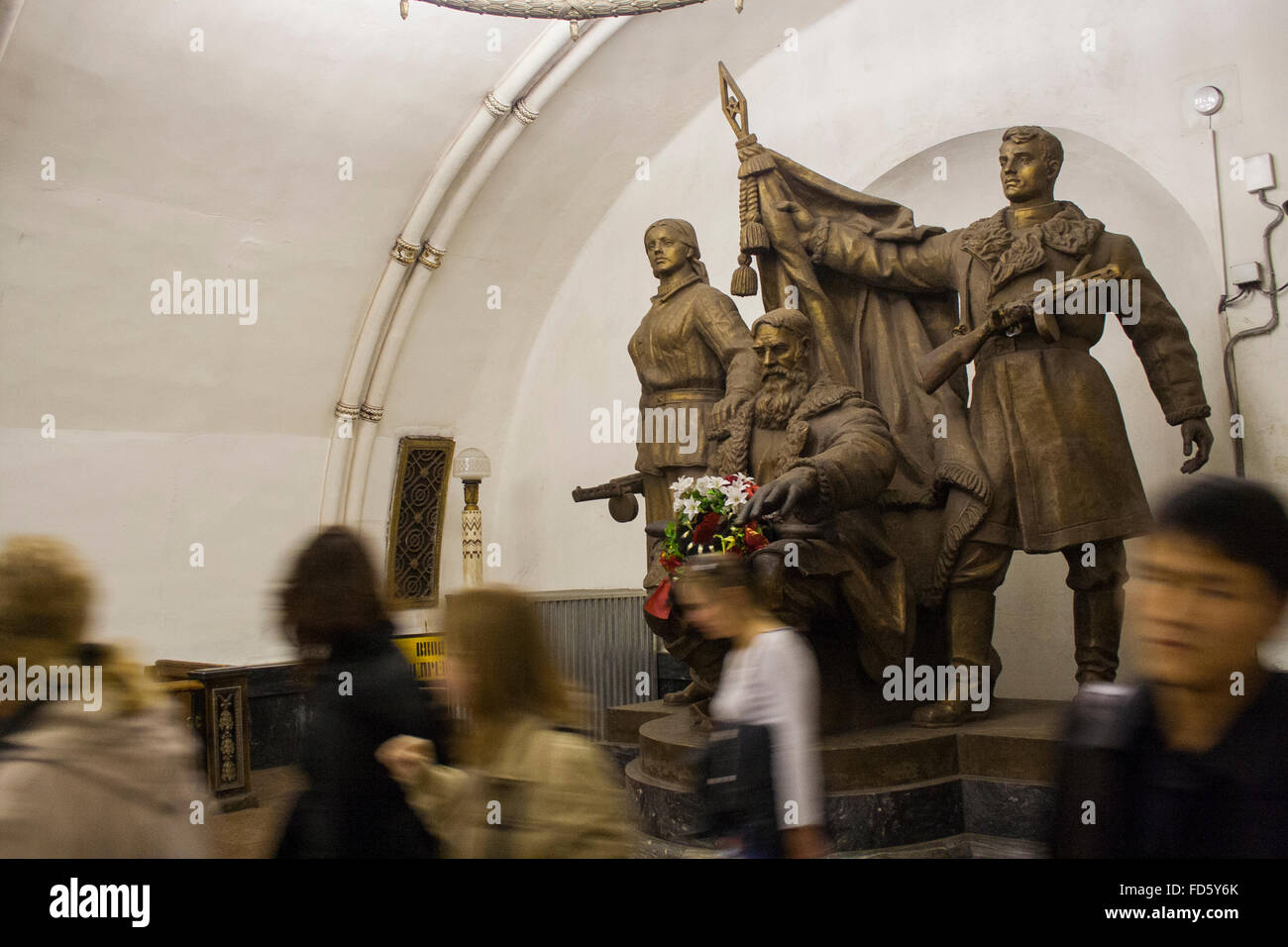 Statue des weißrussischen Partisanen in einer Passage in Belorusskaja Metro Station, Moskau, Russland Stockfoto