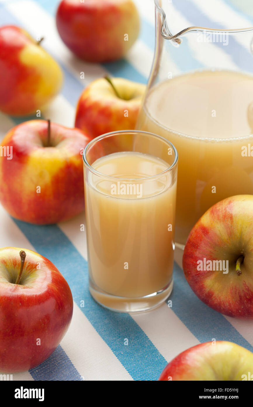 Frischer Apfelsaft in einem Glas Stockfoto