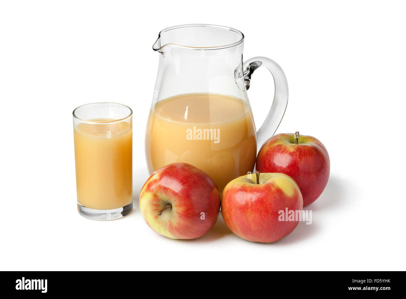Frischer Apfelsaft in einem Glas auf weißem Hintergrund Stockfoto