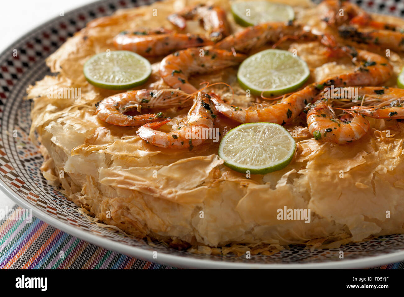 Frisch gebackene traditioneller marokkanischer Fisch Pastilla hautnah Stockfoto