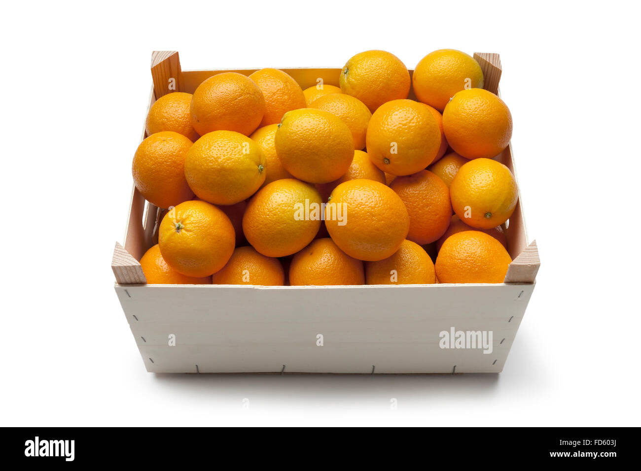Frische Orangen in einem Container auf weißem Hintergrund Stockfoto