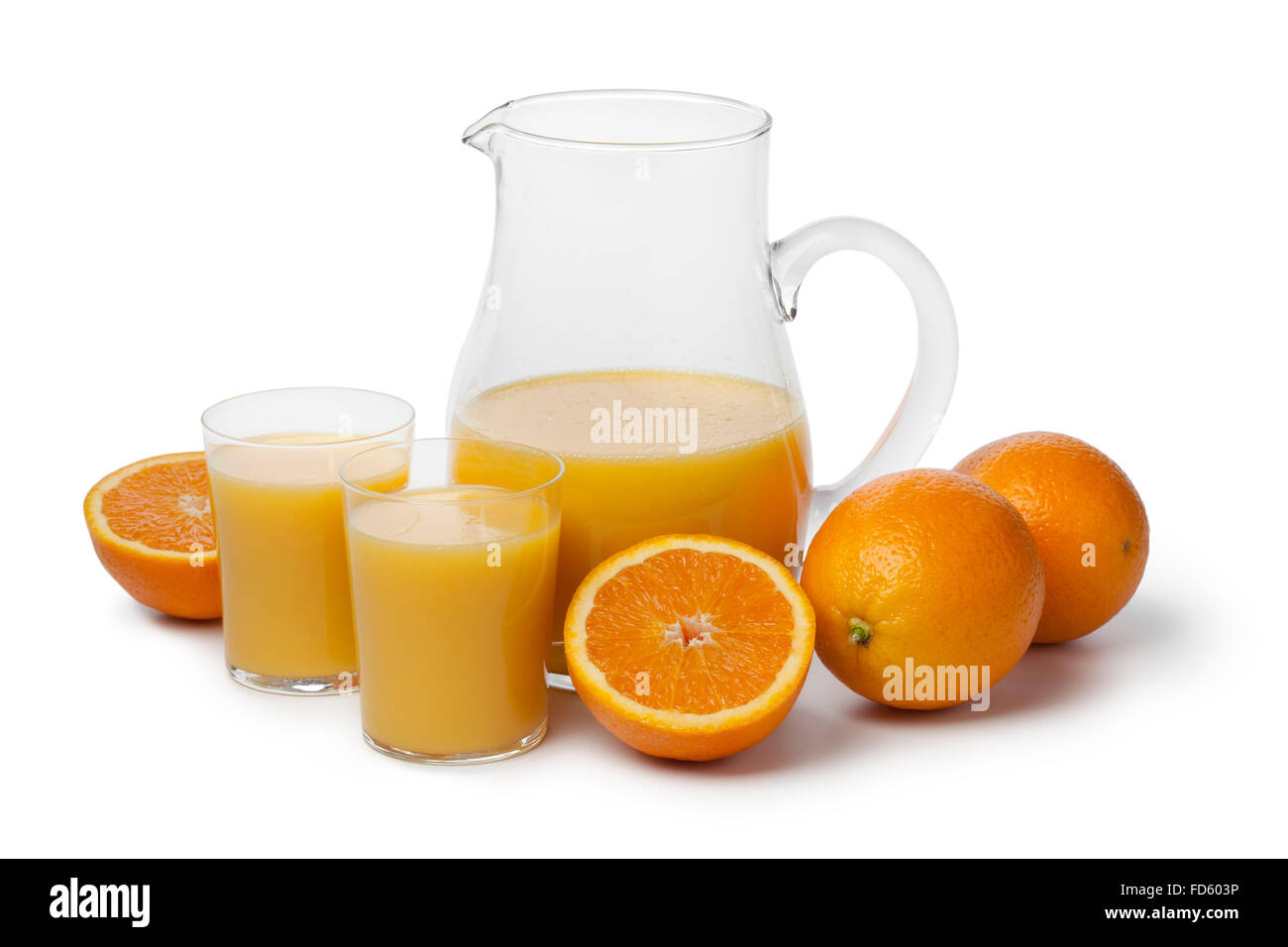 Frisch gepresster Orangensaft auf weißem Hintergrund Stockfoto