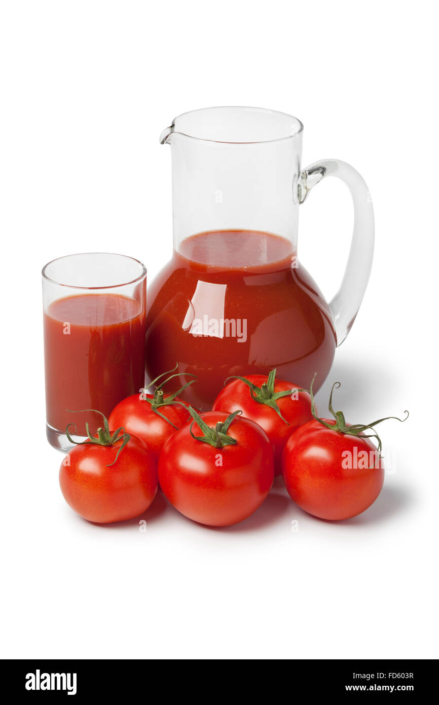 Frischer Tomatensaft auf weißem Hintergrund Stockfoto