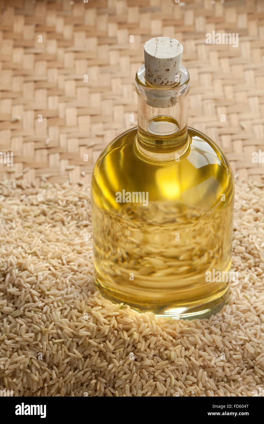 Reis-Öl in der Flasche Stockfoto