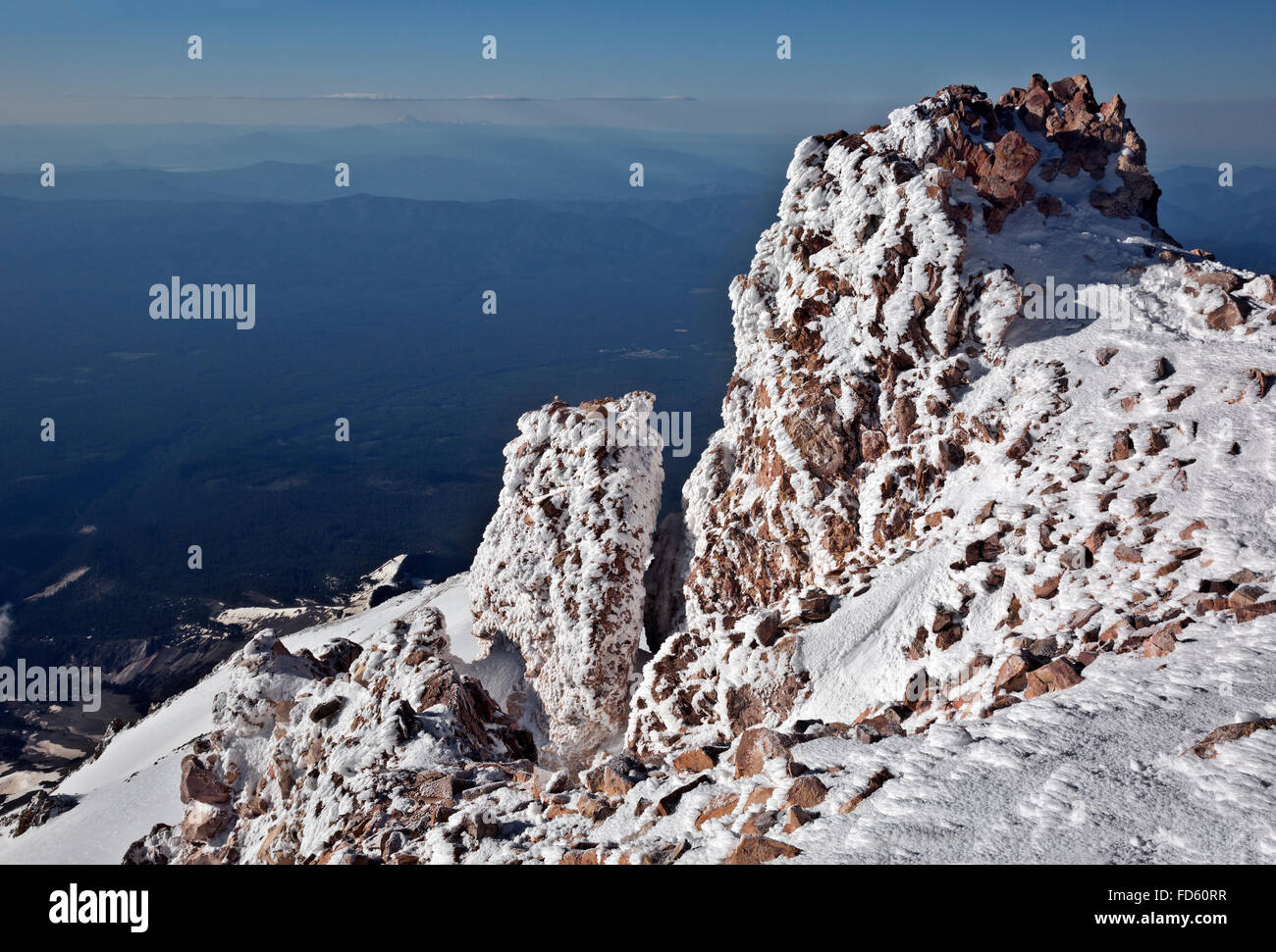 CA02631-00... Kalifornien - Mount Shasta Gipfelpyramide mit Blick auf die Weite der Shasta-Dreiheit National Forest. Stockfoto