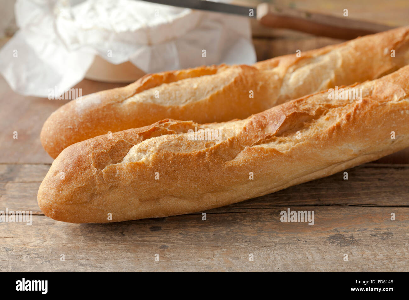 Französische Baguettes auf dem Tisch Stockfoto