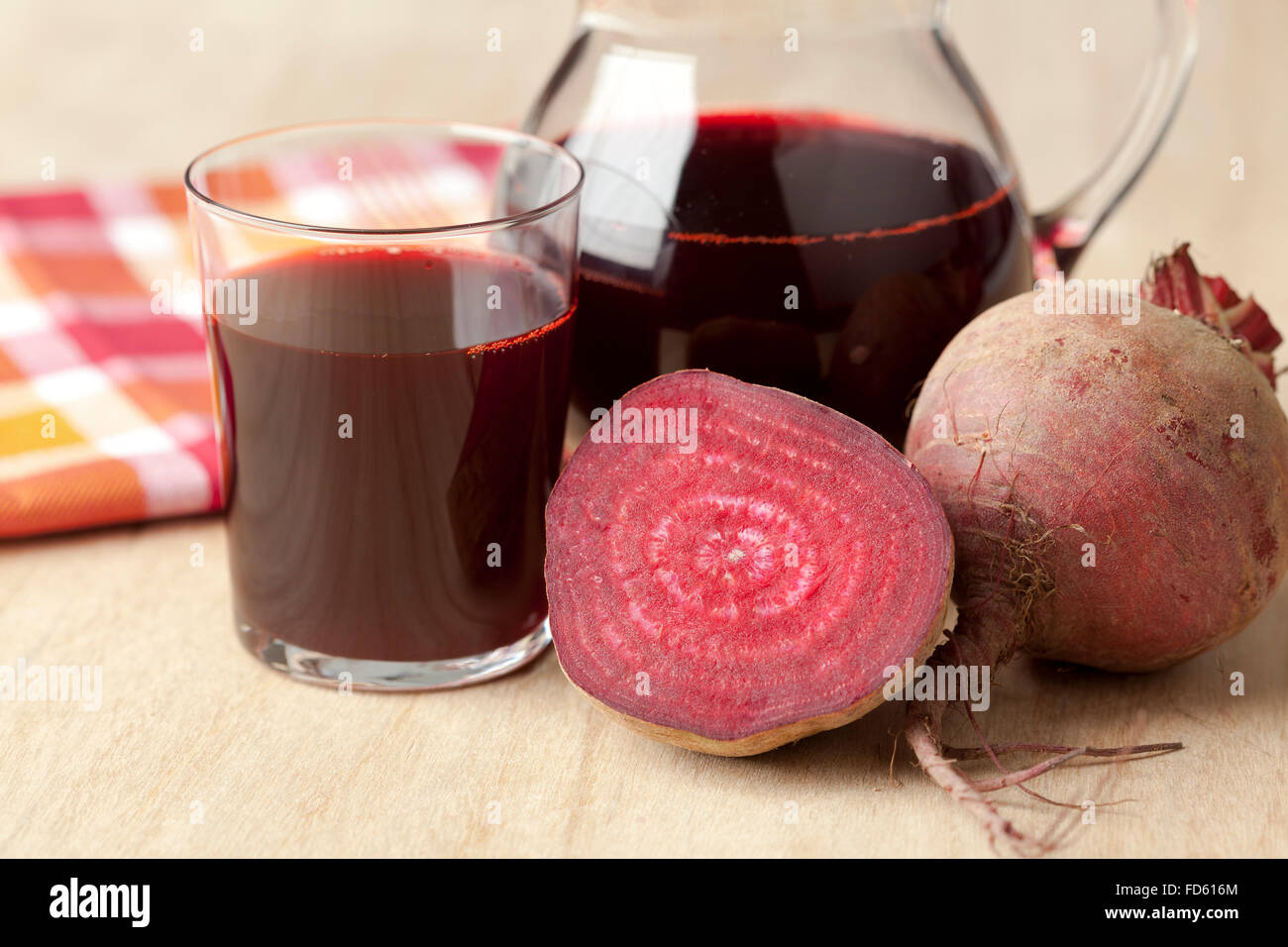 Glas mit frischem Saft von roten Rüben Stockfoto