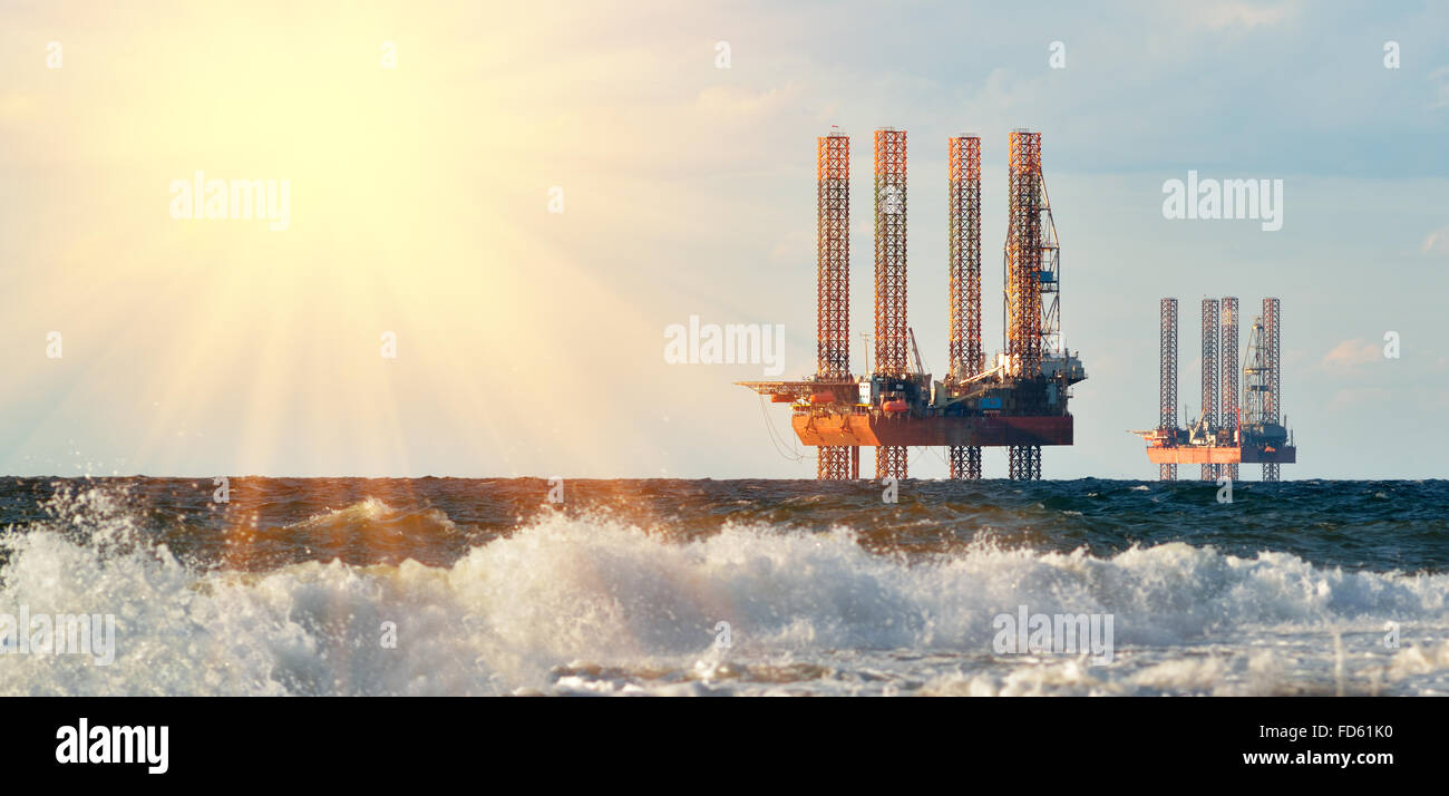 Meer-Station der Gasproduktion. Bohrplattformen im Meer bei Sonnenaufgang vor blauem Himmel Stockfoto