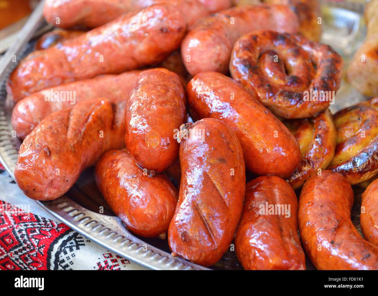 Ukrainische nationale Küche. Gegrillte Fleischwurst mit Speck und Gewürzen Stockfoto