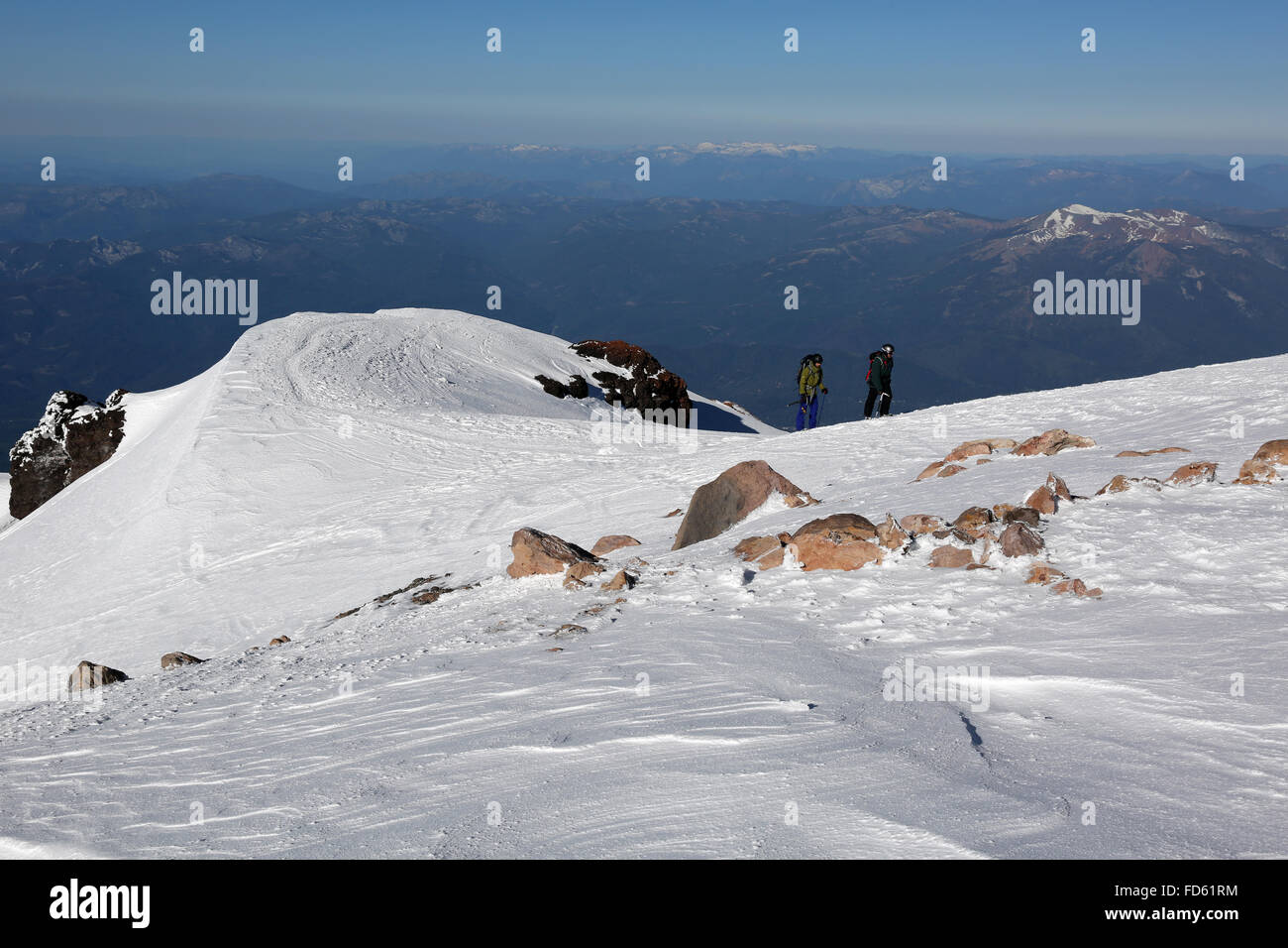Kalifornien - Kletterer cresting 'Elend Hill' und nähert sich des letzten Aufstiegs auf den Gipfel des Mount Shasta 14.612-Fuß. Stockfoto