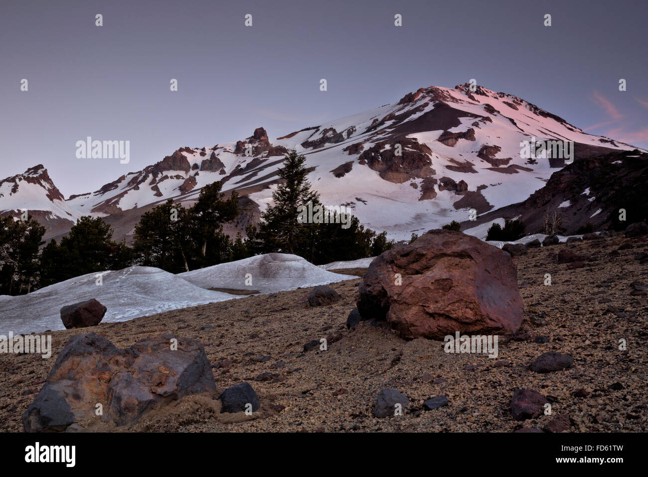 CA02638-00... Kalifornien - Sonnenaufgang am Mount Shasta aus der Clear Creek Trail im Mount Shasta Wildnisgebiet. Stockfoto