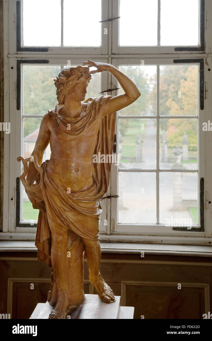 Mythologische Figur hält eine Lyra in Schloss Fasanerie in der Nähe von Fulda in Deutschland Stockfoto